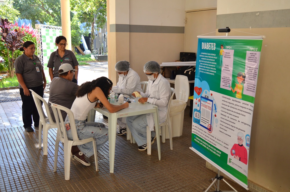 Estudantes do curso técnico integrado em Enfermagem (EJA) do Câmpus Goiânia Oeste do IFG participaram com orientações gerais de saúde à comunidade acadêmica do Câmpus Goiânia na manhã do dia 29 de abril, na Semana da Saúde 2026.